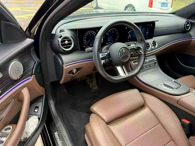 奔驰E 后面外观三