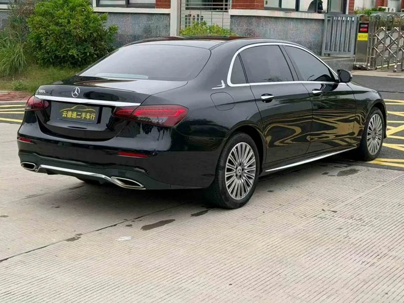 奔驰E 内饰后排