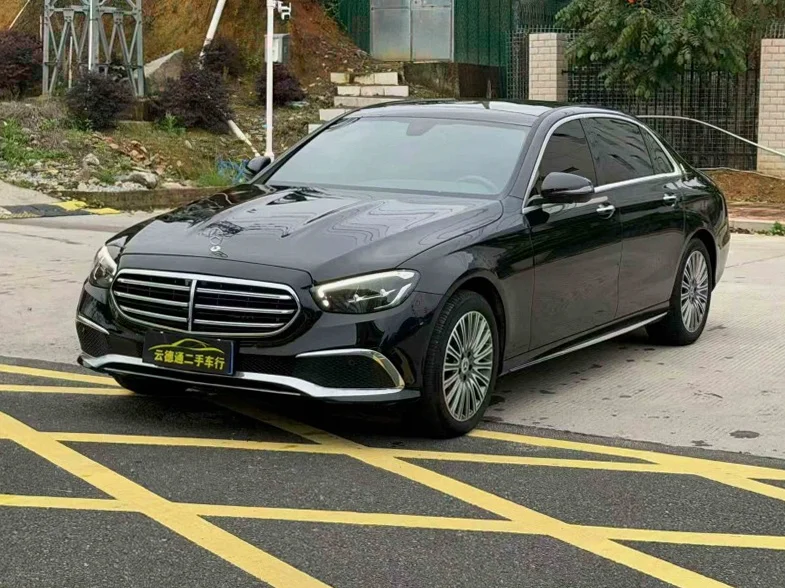 奔驰E 正面外观二