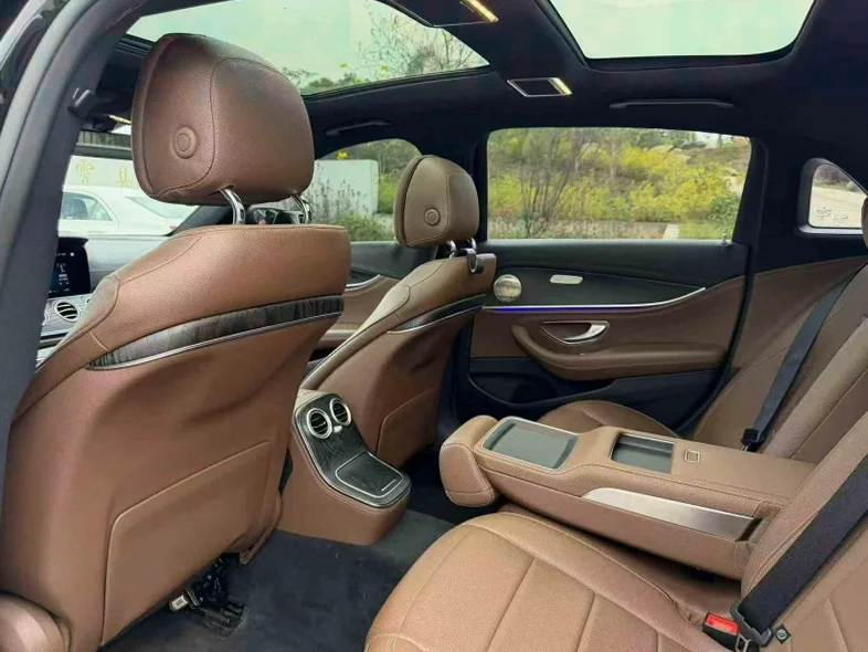 奔驰E 后面外观一