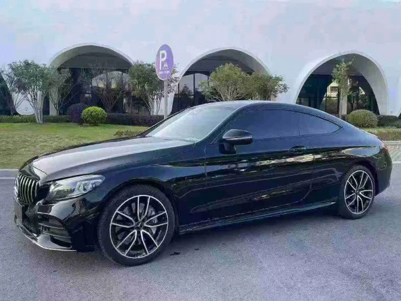 奔驰C 正面外观二