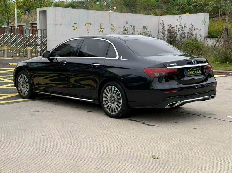 奔驰E 内饰前排