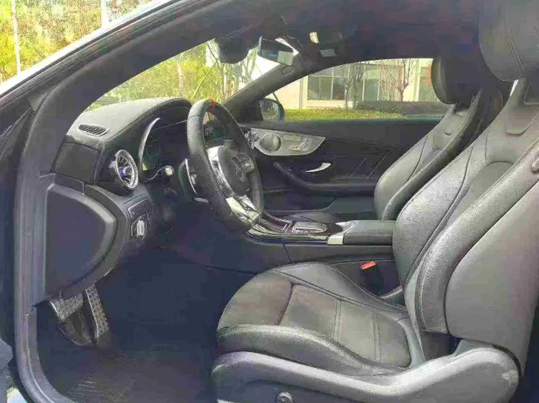 奔驰C 后面外观一