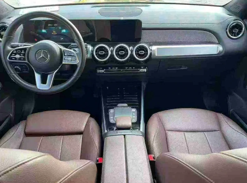 奔驰GLB 后面外观一