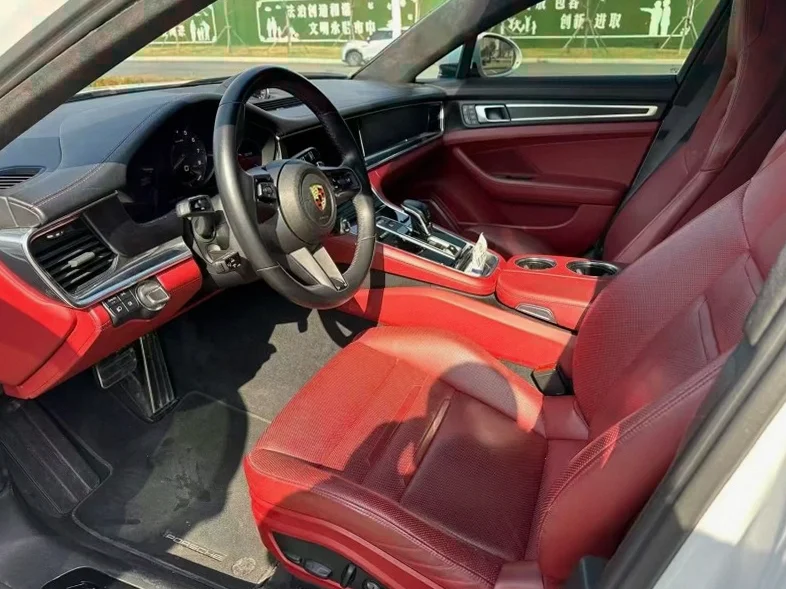 保时捷帕拉梅拉 后面外观一