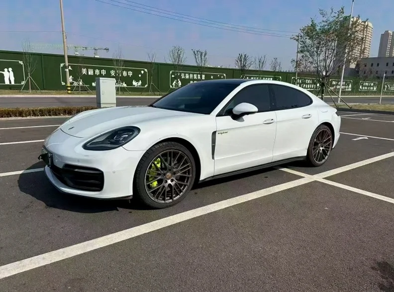 保时捷帕拉梅拉 正面外观三