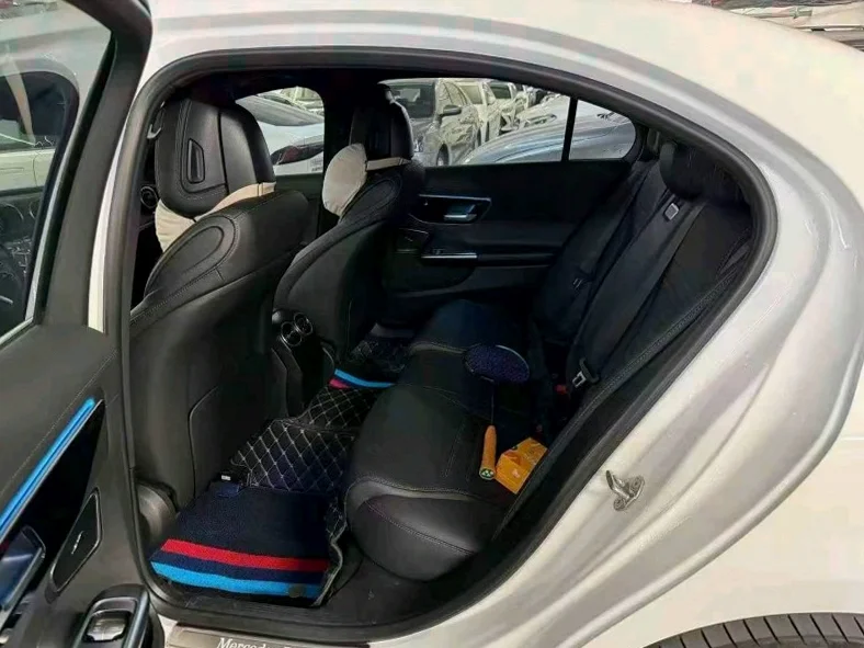 奔驰C 后面外观一