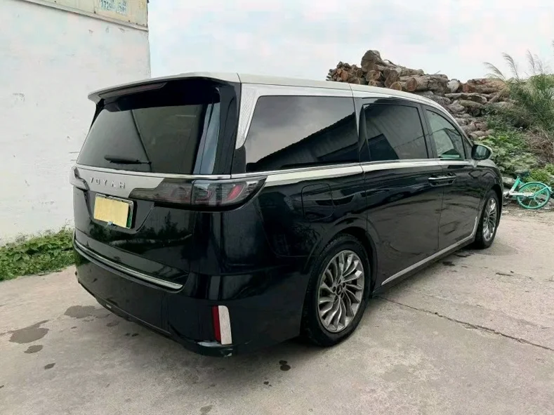 岚图汽车梦想家 驾驶室