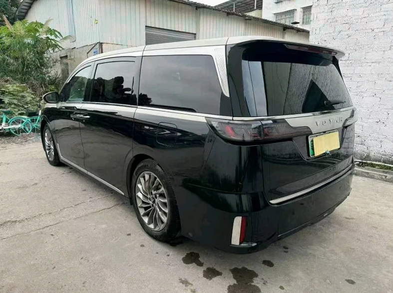 岚图汽车梦想家 内饰后排