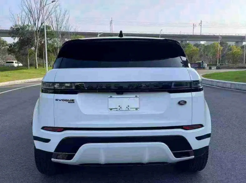 路虎极光 内饰后排