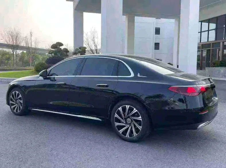 奔驰E 内饰后排