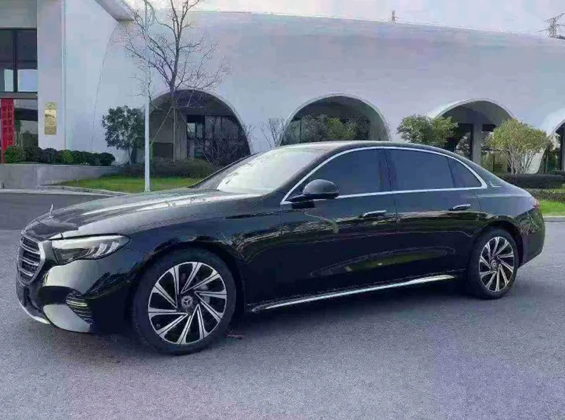 奔驰E 正面外观三