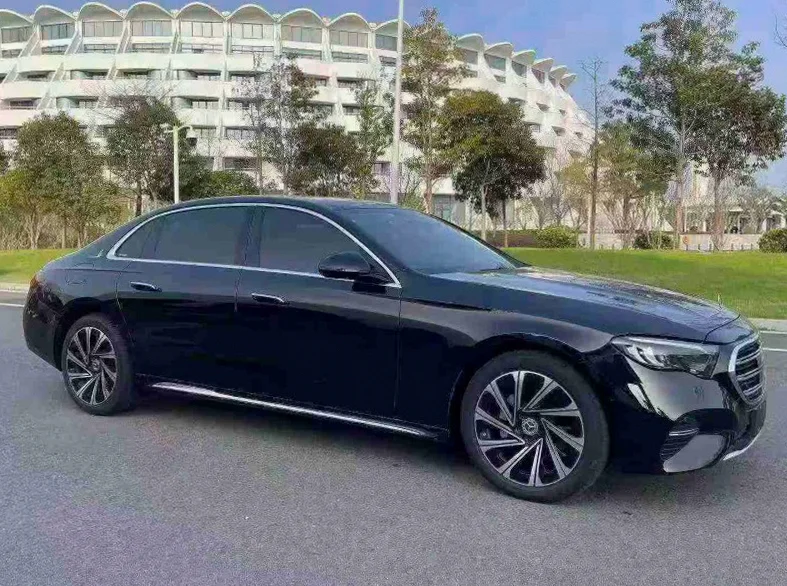 奔驰E 正面外观二