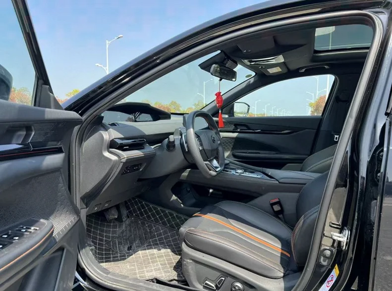 长安汽车UNI 正面外观三