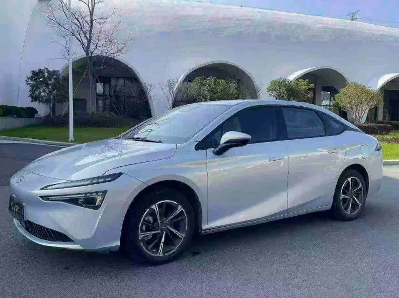 传祺埃安S 正面外观三