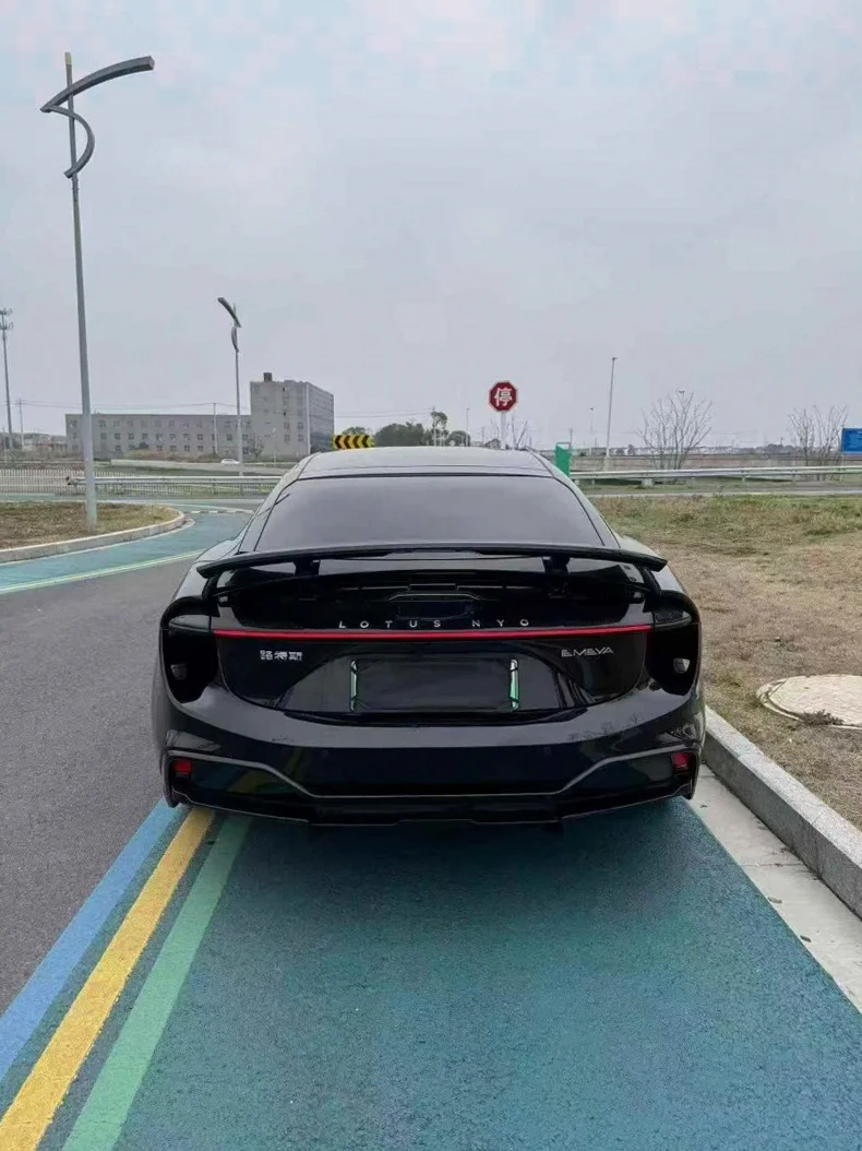 路特斯EMEYA 内饰后排