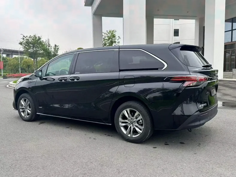 丰田塞纳 内饰后排