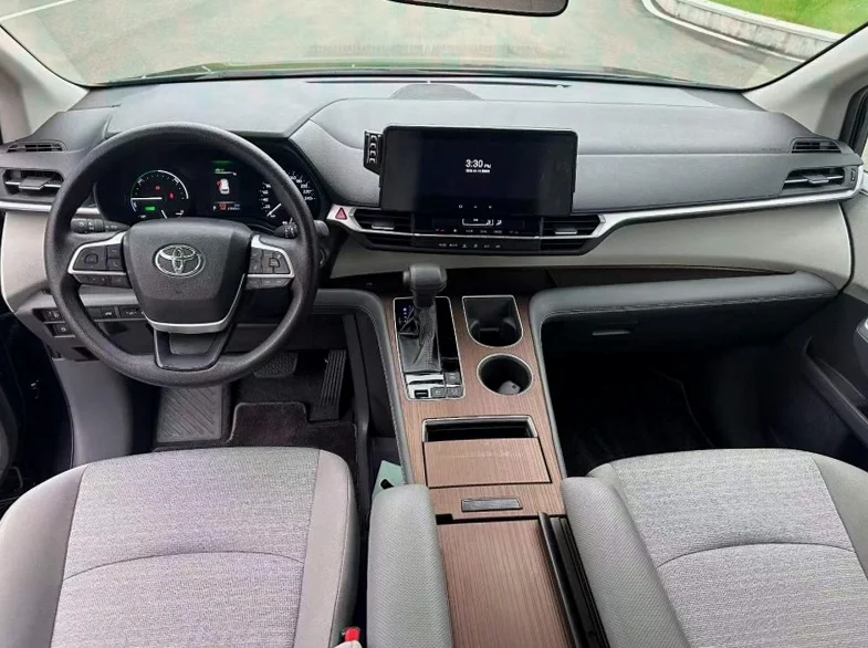 丰田塞纳 后面外观二