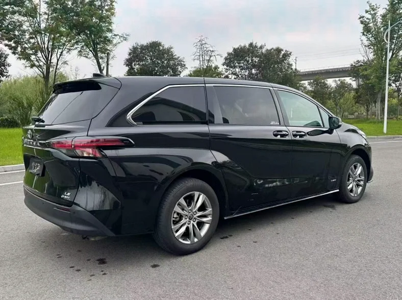 丰田塞纳 驾驶室