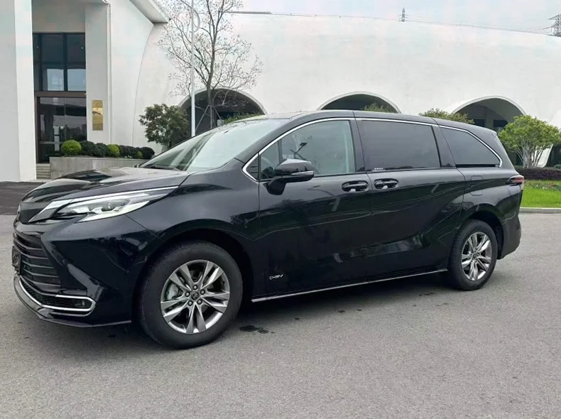 丰田塞纳 正面外观二