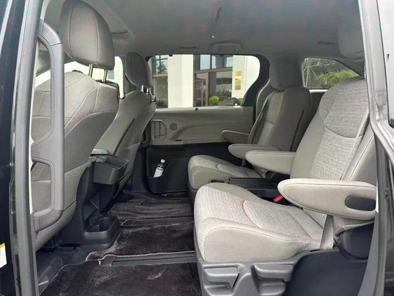 丰田塞纳 后面外观三