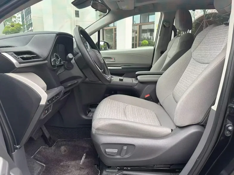 丰田塞纳 后面外观一