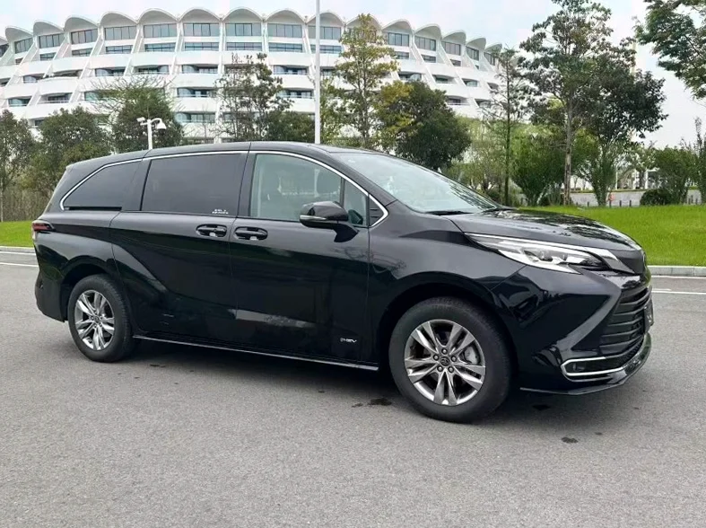 丰田塞纳 正面外观三