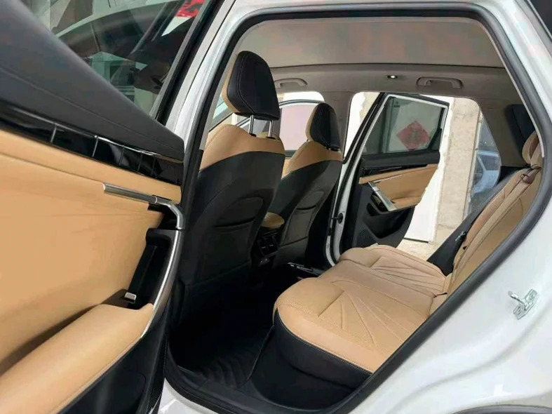 吉利博越 内饰后排