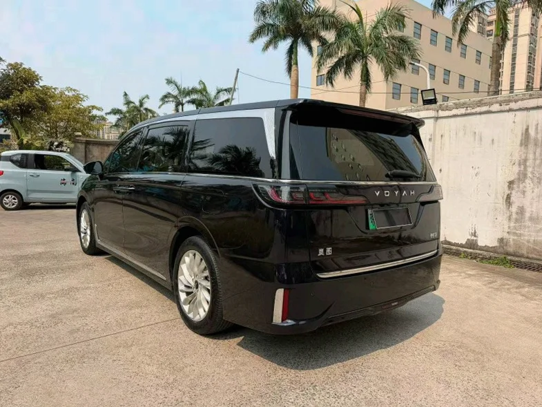 岚图汽车梦想家 内饰后排