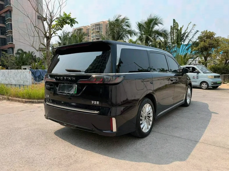 岚图汽车梦想家 驾驶室