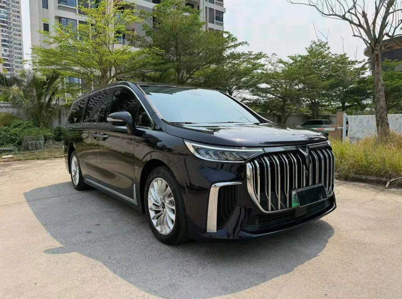 岚图汽车梦想家 正面外观二