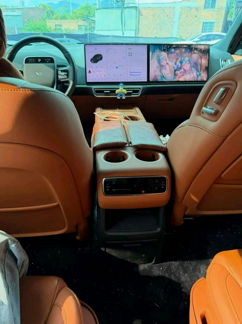 理想L8 内饰后排
