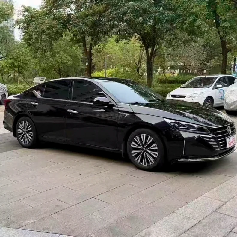 日产天籁 正面外观二