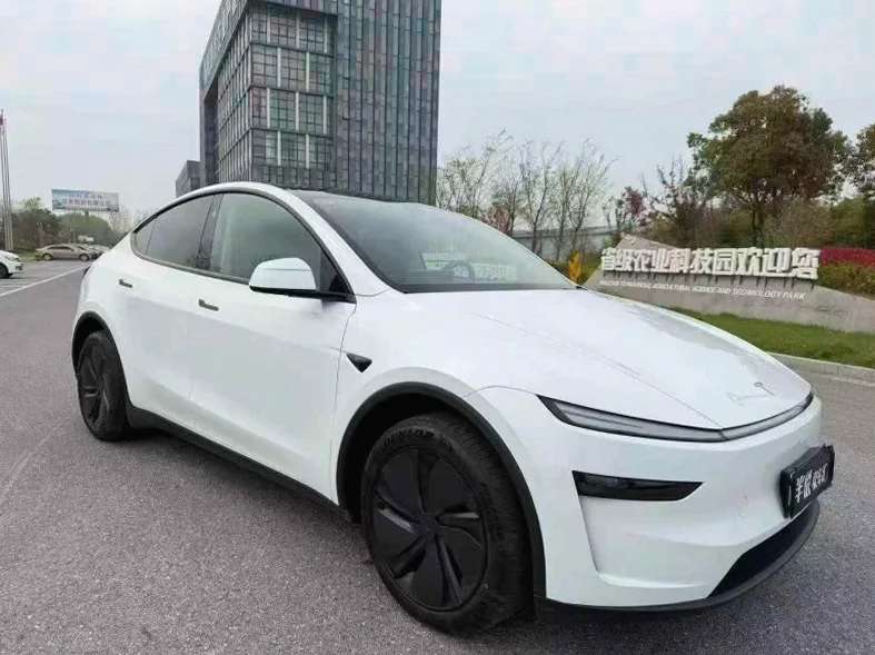 特斯拉MODEL 正面外观三