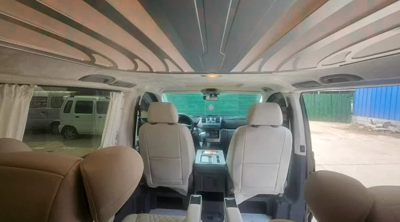 奔驰威霆 后面外观一