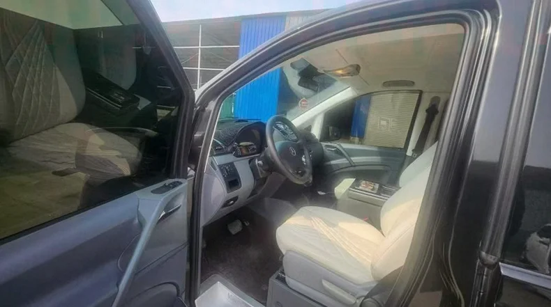 奔驰威霆 正面外观三