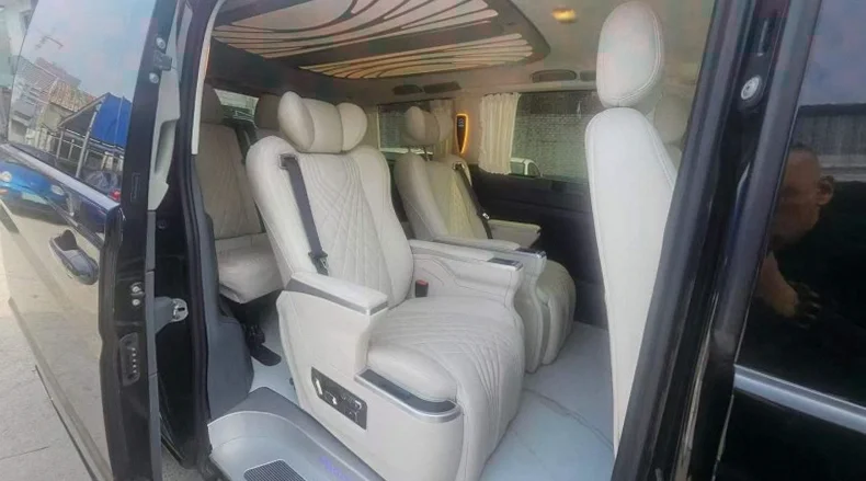 奔驰威霆 后面外观二