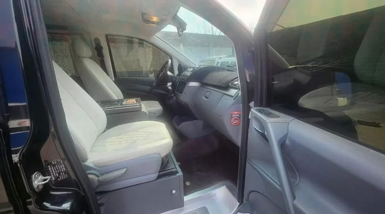 奔驰威霆 后面外观三