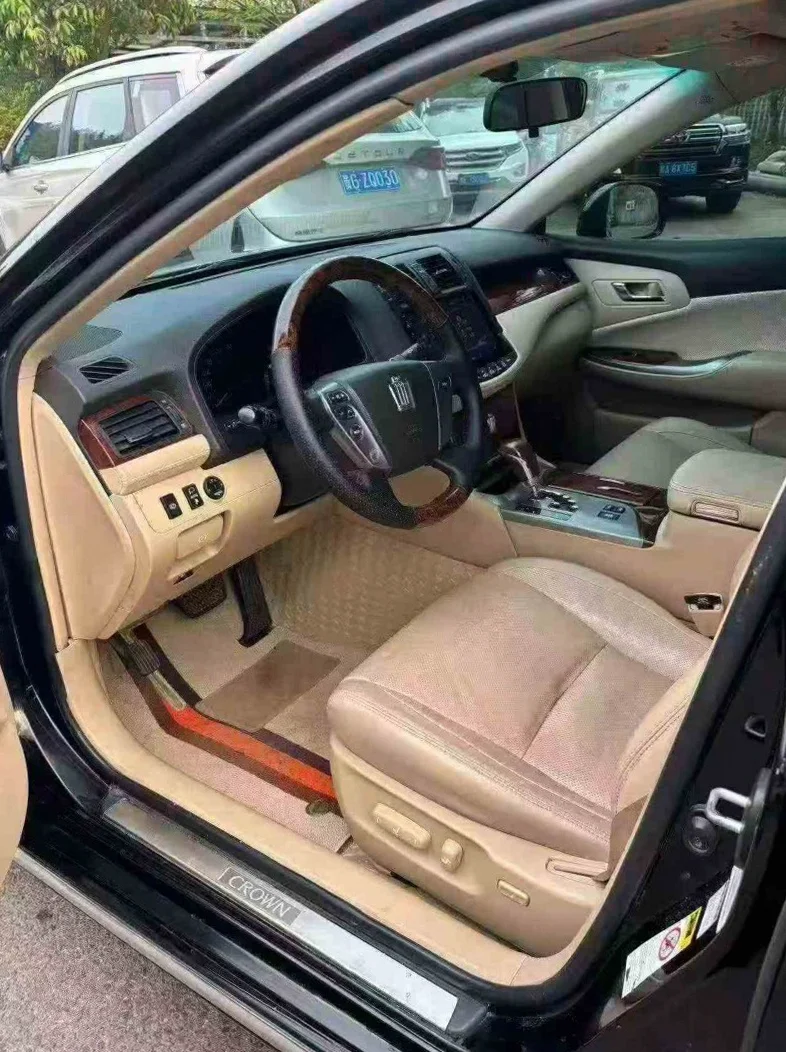 丰田皇冠 正面外观三