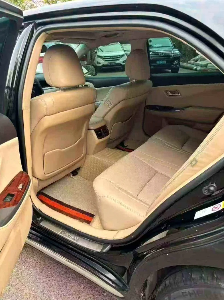 丰田皇冠 后面外观一