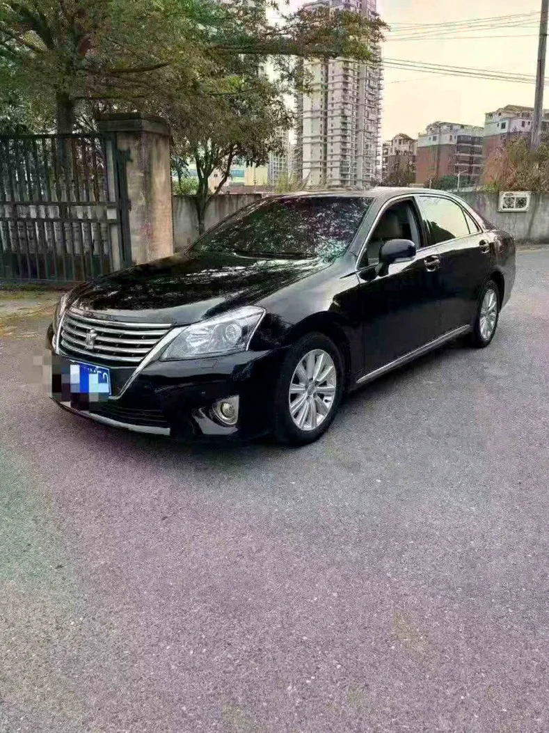 丰田皇冠 正面外观二