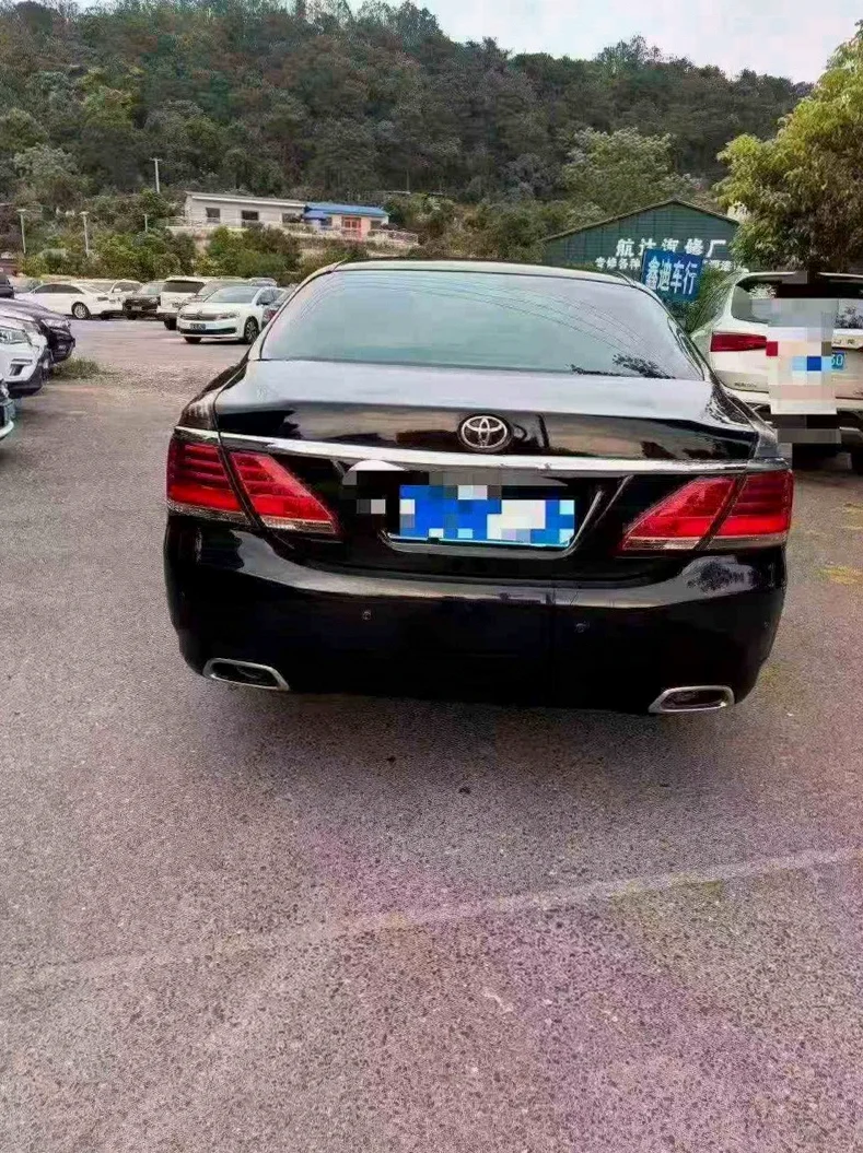 丰田皇冠 后面外观二