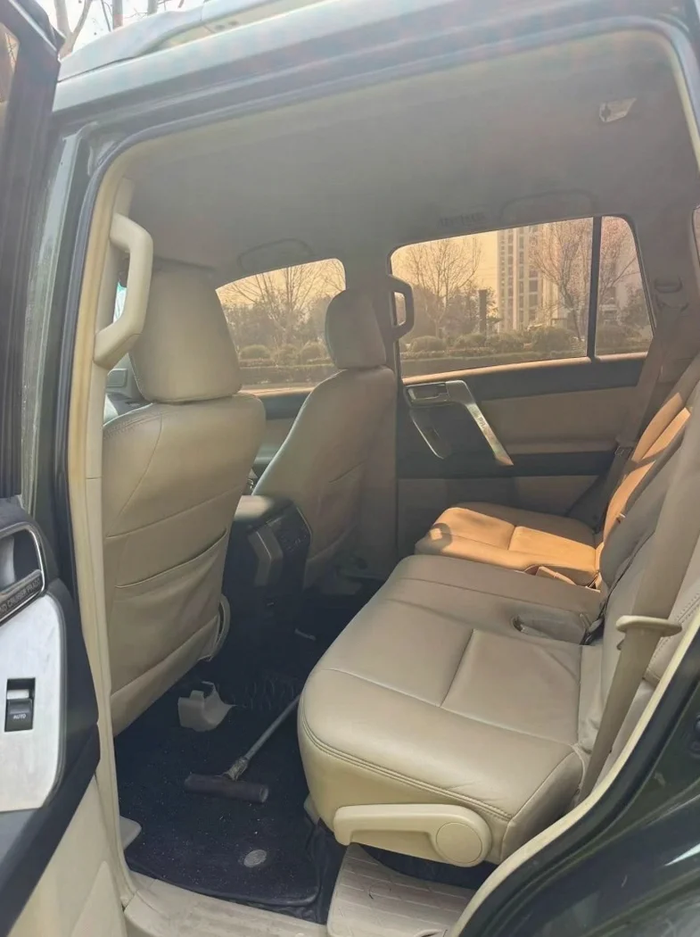 丰田普拉多 内饰后排