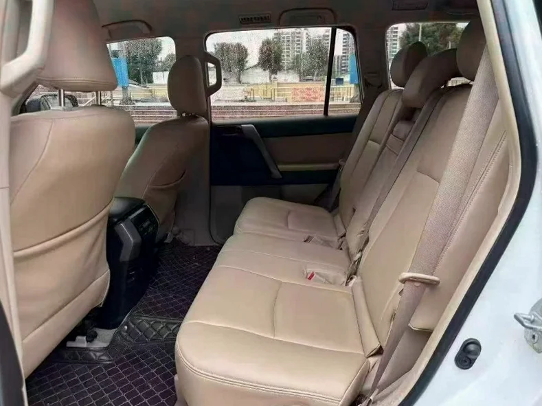 丰田普拉多 内饰后排