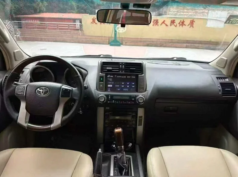 丰田普拉多 内饰前排