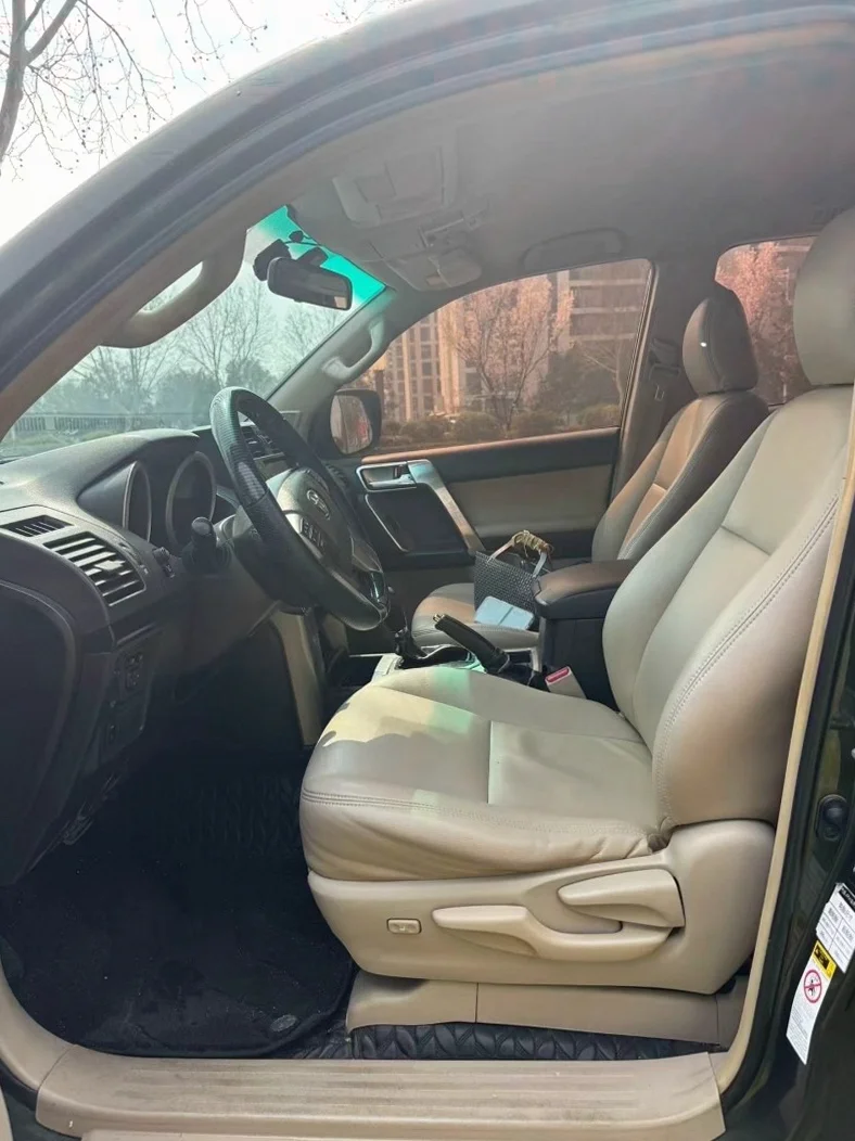 丰田普拉多 驾驶室