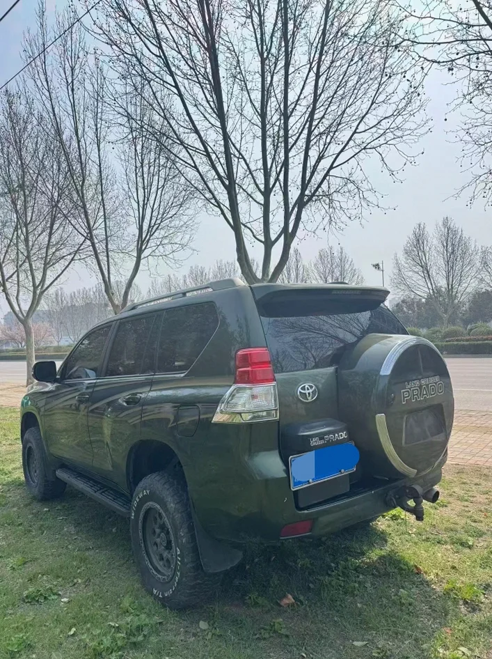 丰田普拉多 后面外观一