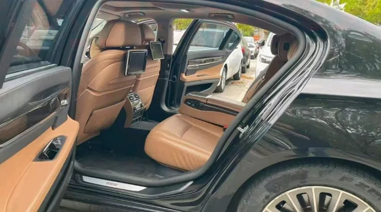 宝马7系 后面外观一