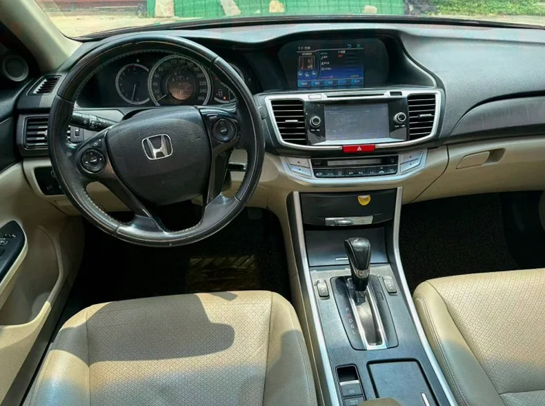 本田雅阁 后面外观一