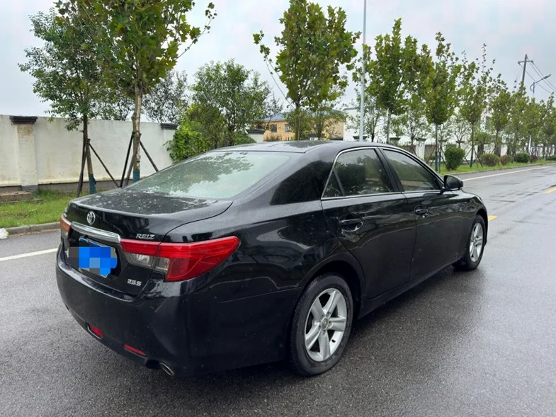 丰田锐志 后面外观一